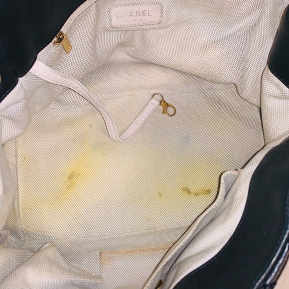 Chanel Black Quilted Leather Shoulder Bag - Picture 14 of 16